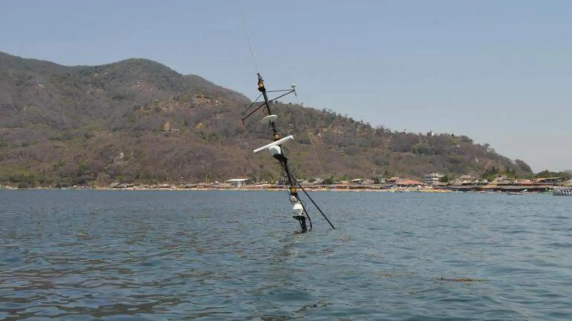 Acapulco - Barco hundido en puerto marqués